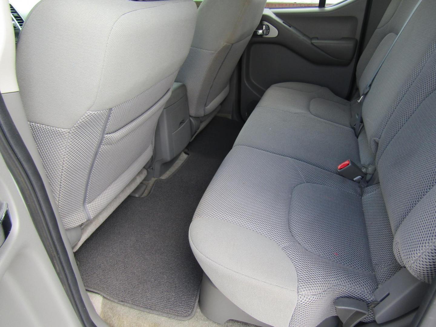 2016 White Nissan Frontier S Crew Cab 5AT 2WD (1N6AD0ER4GN) with an 4.0L V6 DOHC 24V engine, Automatic transmission, located at 15016 S Hwy 231, Midland City, AL, 36350, (334) 983-3001, 31.306210, -85.495277 - Photo#4