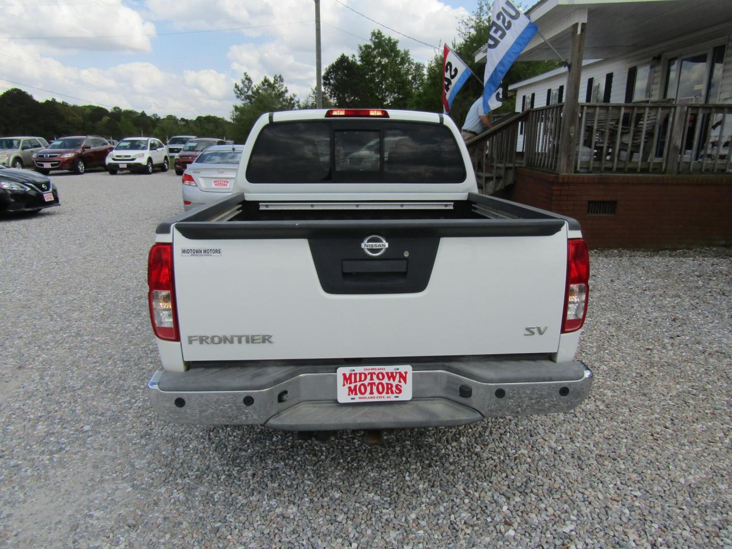 2016 White Nissan Frontier S Crew Cab 5AT 2WD (1N6AD0ER4GN) with an 4.0L V6 DOHC 24V engine, Automatic transmission, located at 15016 S Hwy 231, Midland City, AL, 36350, (334) 983-3001, 31.306210, -85.495277 - Photo#5