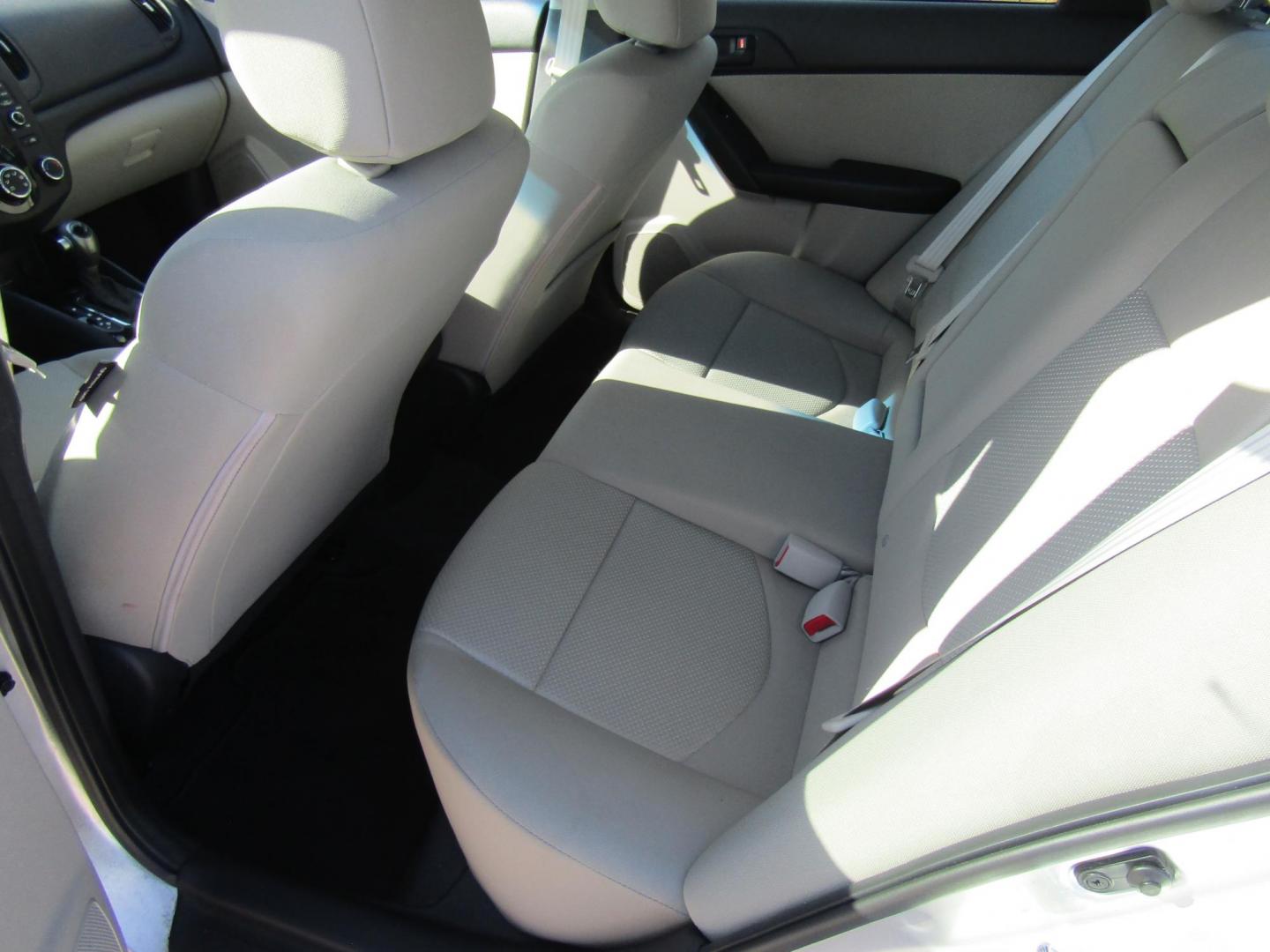 2012 Silver Kia Forte EX (KNAFU4A24C5) with an 2.0L L4 DOHC 16V engine, Automatic transmission, located at 15016 S Hwy 231, Midland City, AL, 36350, (334) 983-3001, 31.306210, -85.495277 - Photo#4