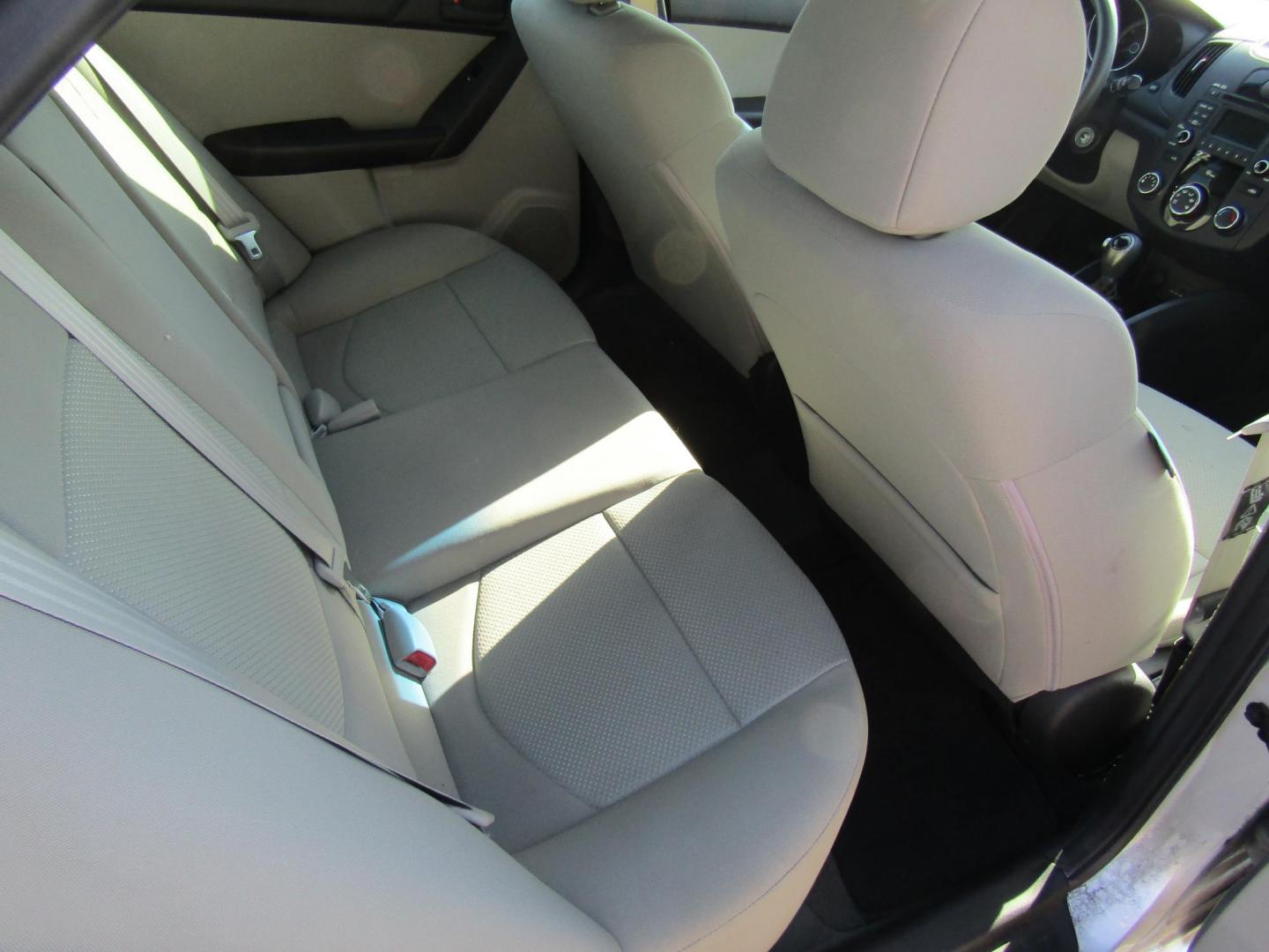 2012 Silver Kia Forte EX (KNAFU4A24C5) with an 2.0L L4 DOHC 16V engine, Automatic transmission, located at 15016 S Hwy 231, Midland City, AL, 36350, (334) 983-3001, 31.306210, -85.495277 - Photo#7