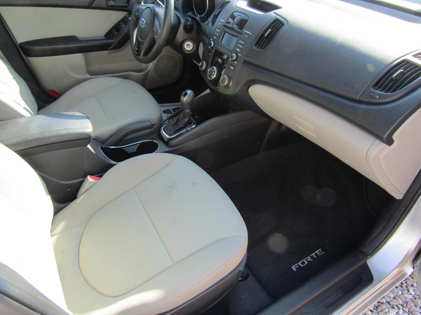 2012 Silver Kia Forte EX (KNAFU4A24C5) with an 2.0L L4 DOHC 16V engine, Automatic transmission, located at 15016 S Hwy 231, Midland City, AL, 36350, (334) 983-3001, 31.306210, -85.495277 - Photo#8