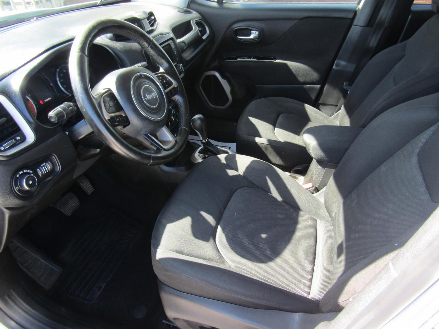 2016 White Jeep Renegade Latitude FWD (ZACCJABT7GP) with an 2.4L L4 DOHC 16V engine, Automatic transmission, located at 15016 S Hwy 231, Midland City, AL, 36350, (334) 983-3001, 31.306210, -85.495277 - Photo#2