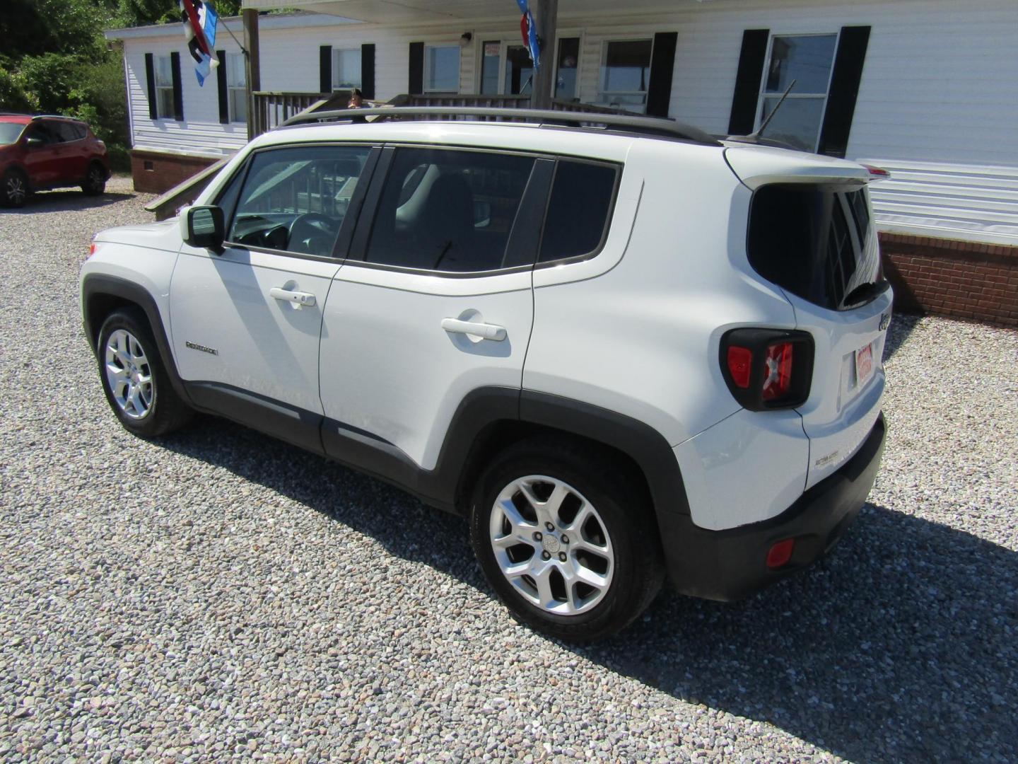 2016 White Jeep Renegade Latitude FWD (ZACCJABT7GP) with an 2.4L L4 DOHC 16V engine, Automatic transmission, located at 15016 S Hwy 231, Midland City, AL, 36350, (334) 983-3001, 31.306210, -85.495277 - Photo#3