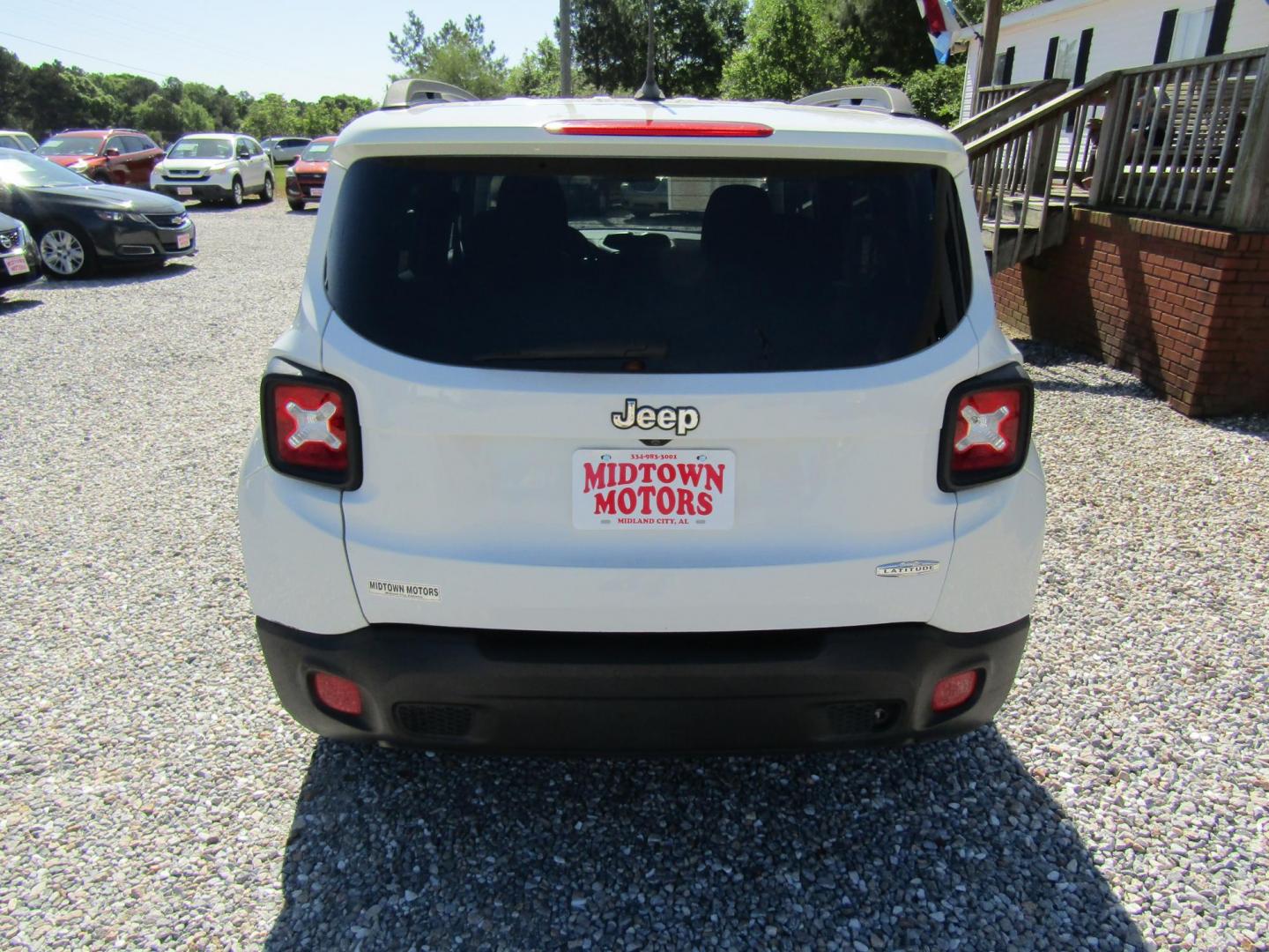 2016 White Jeep Renegade Latitude FWD (ZACCJABT7GP) with an 2.4L L4 DOHC 16V engine, Automatic transmission, located at 15016 S Hwy 231, Midland City, AL, 36350, (334) 983-3001, 31.306210, -85.495277 - Photo#4