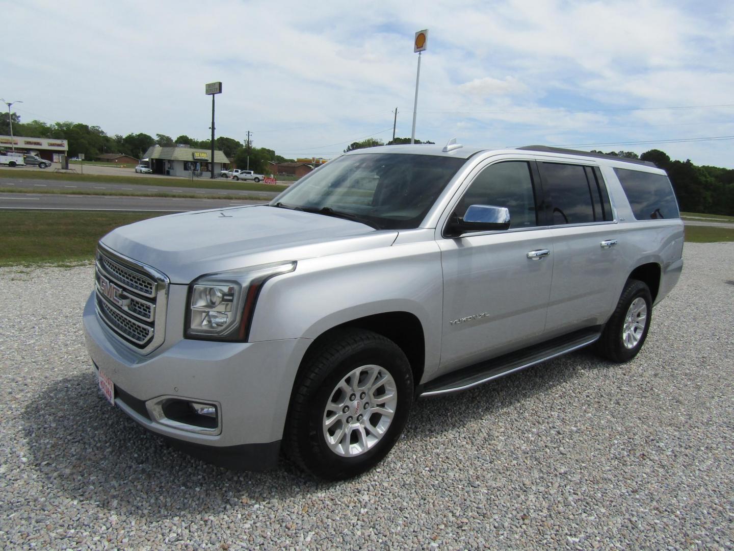 2018 Silver GMC Yukon XL SLT 2WD (1GKS1GKC7JR) with an 5.3L V8 OHV 16V engine, Automatic transmission, located at 15016 S Hwy 231, Midland City, AL, 36350, (334) 983-3001, 31.306210, -85.495277 - Photo#2