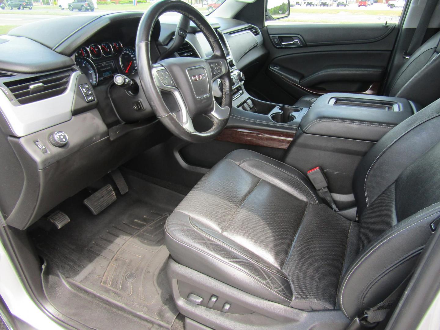 2018 Silver GMC Yukon XL SLT 2WD (1GKS1GKC7JR) with an 5.3L V8 OHV 16V engine, Automatic transmission, located at 15016 S Hwy 231, Midland City, AL, 36350, (334) 983-3001, 31.306210, -85.495277 - Photo#3