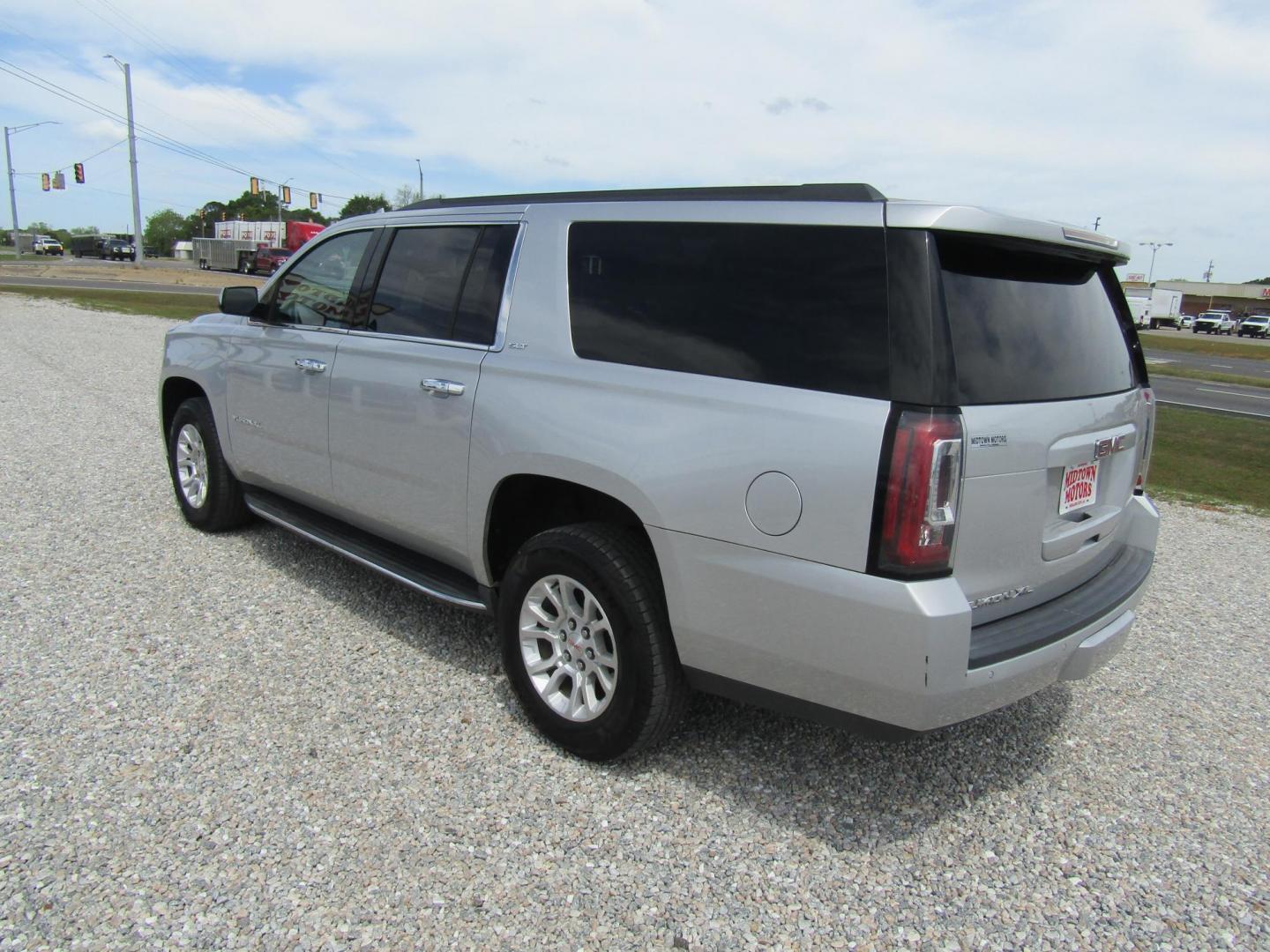 2018 Silver GMC Yukon XL SLT 2WD (1GKS1GKC7JR) with an 5.3L V8 OHV 16V engine, Automatic transmission, located at 15016 S Hwy 231, Midland City, AL, 36350, (334) 983-3001, 31.306210, -85.495277 - Photo#5