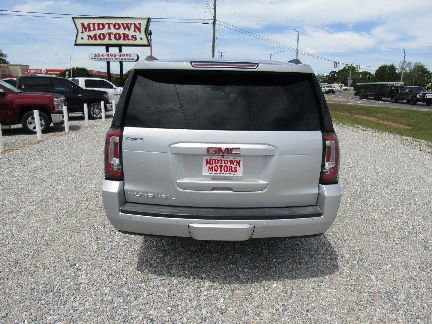 2018 Silver GMC Yukon XL SLT 2WD (1GKS1GKC7JR) with an 5.3L V8 OHV 16V engine, Automatic transmission, located at 15016 S Hwy 231, Midland City, AL, 36350, (334) 983-3001, 31.306210, -85.495277 - Photo#6