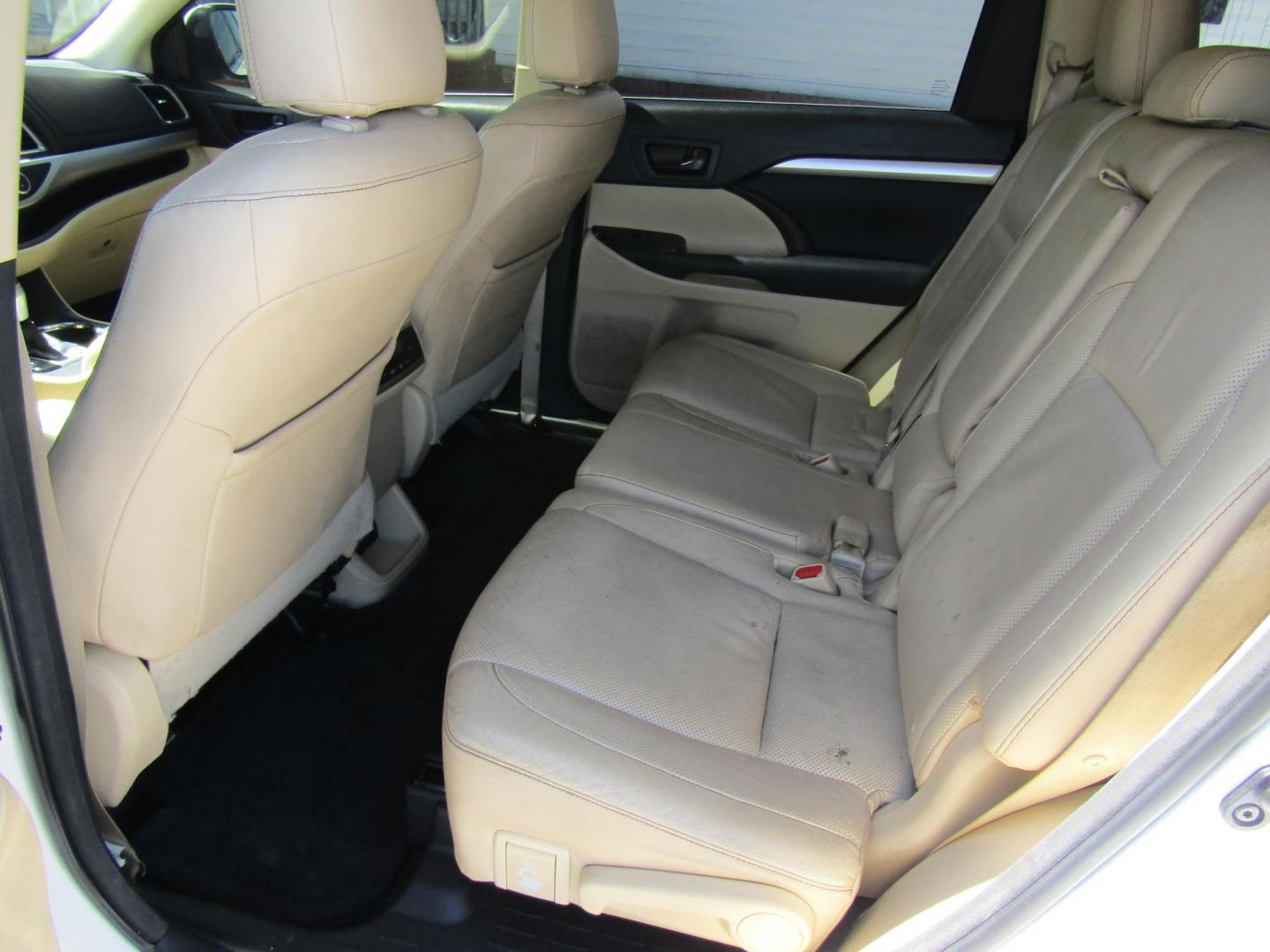 2014 White Toyota Highlander LE FWD V6 (5TDZKRFH9ES) with an 3.5L V6 DOHC 24V engine, Automatic transmission, located at 15016 S Hwy 231, Midland City, AL, 36350, (334) 983-3001, 31.306210, -85.495277 - Photo#3