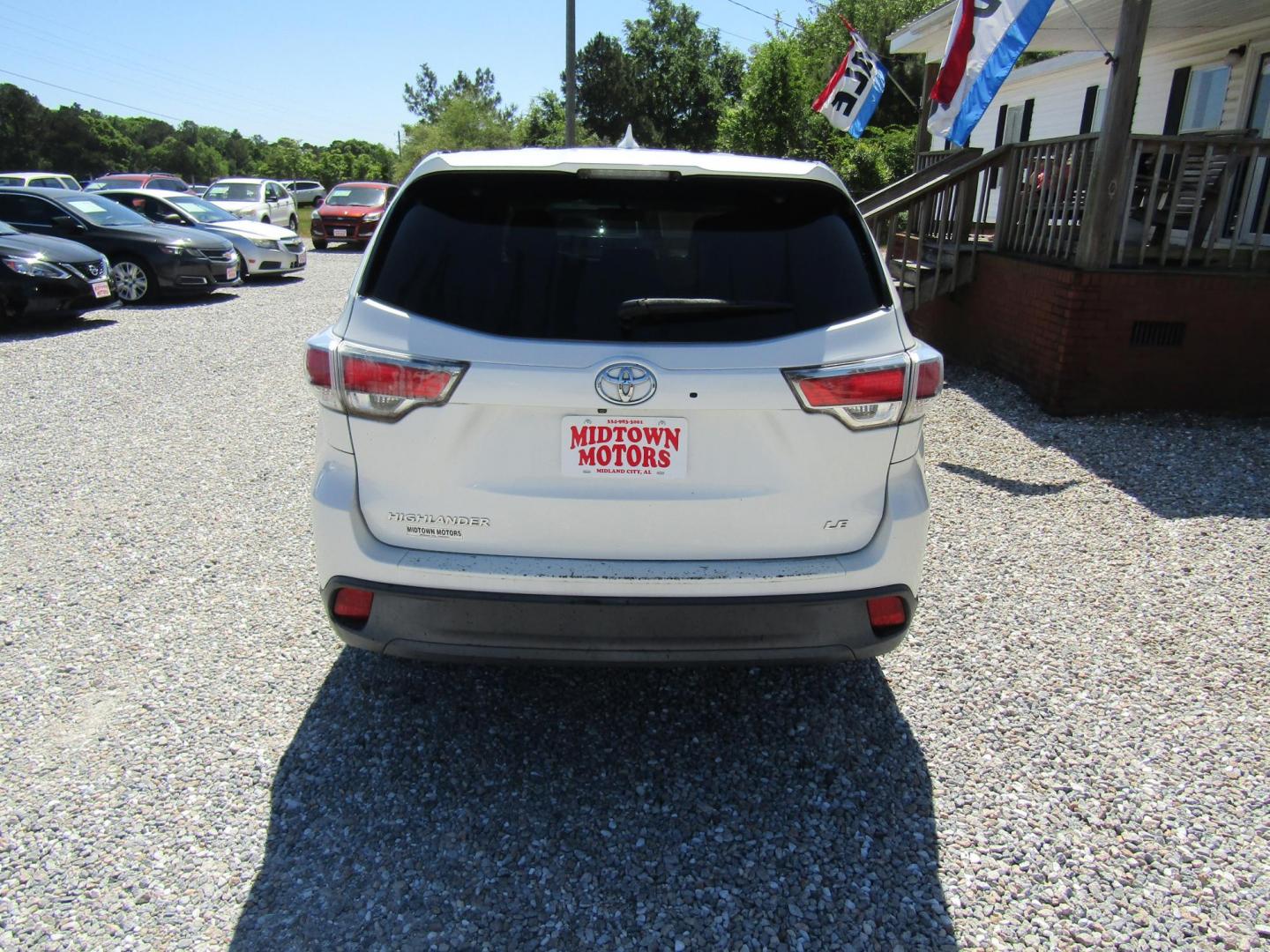 2014 White Toyota Highlander LE FWD V6 (5TDZKRFH9ES) with an 3.5L V6 DOHC 24V engine, Automatic transmission, located at 15016 S Hwy 231, Midland City, AL, 36350, (334) 983-3001, 31.306210, -85.495277 - Photo#5