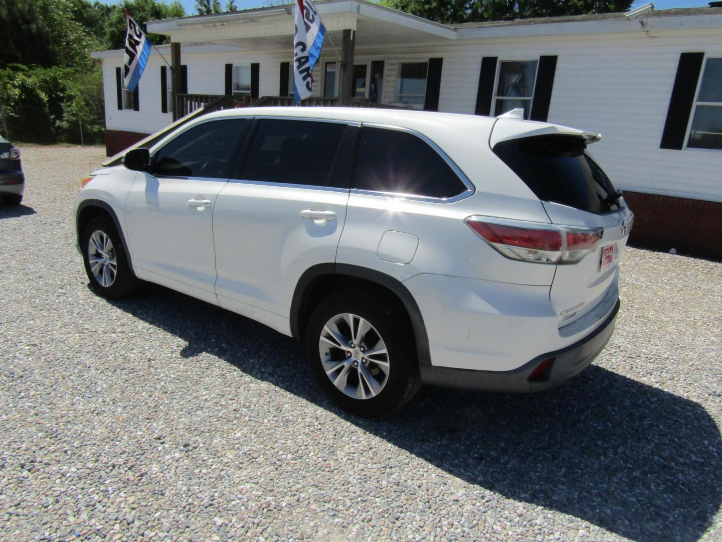 2014 White Toyota Highlander LE FWD V6 (5TDZKRFH9ES) with an 3.5L V6 DOHC 24V engine, Automatic transmission, located at 15016 S Hwy 231, Midland City, AL, 36350, (334) 983-3001, 31.306210, -85.495277 - Photo#4