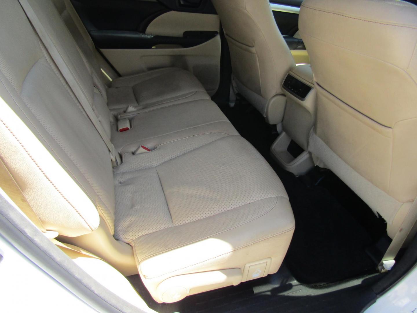 2014 White Toyota Highlander LE FWD V6 (5TDZKRFH9ES) with an 3.5L V6 DOHC 24V engine, Automatic transmission, located at 15016 S Hwy 231, Midland City, AL, 36350, (334) 983-3001, 31.306210, -85.495277 - Photo#7