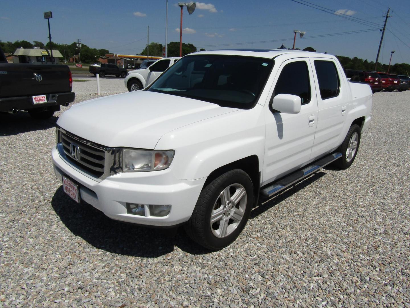 2013 White Honda Ridgeline RTL w/ Leather and Navigation (5FPYK1F58DB) with an 3.5L V6 SOHC 24V engine, Automatic transmission, located at 15016 S Hwy 231, Midland City, AL, 36350, (334) 983-3001, 31.306210, -85.495277 - Photo#2