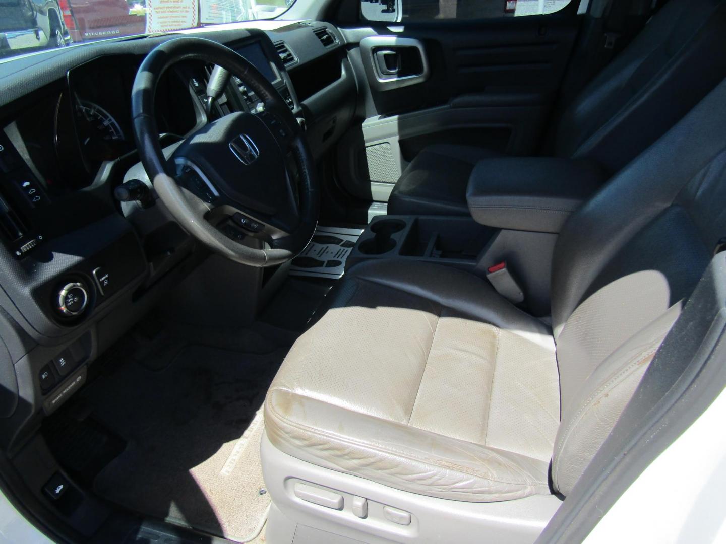 2013 White Honda Ridgeline RTL w/ Leather and Navigation (5FPYK1F58DB) with an 3.5L V6 SOHC 24V engine, Automatic transmission, located at 15016 S Hwy 231, Midland City, AL, 36350, (334) 983-3001, 31.306210, -85.495277 - Photo#3