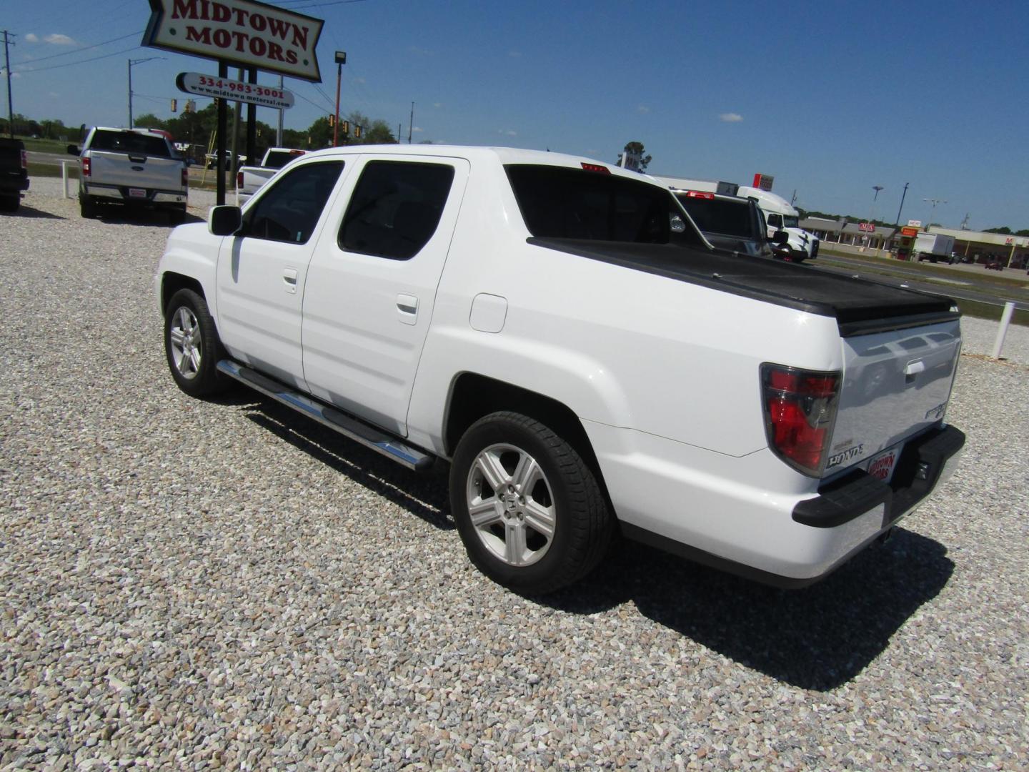 2013 White Honda Ridgeline RTL w/ Leather and Navigation (5FPYK1F58DB) with an 3.5L V6 SOHC 24V engine, Automatic transmission, located at 15016 S Hwy 231, Midland City, AL, 36350, (334) 983-3001, 31.306210, -85.495277 - Photo#5