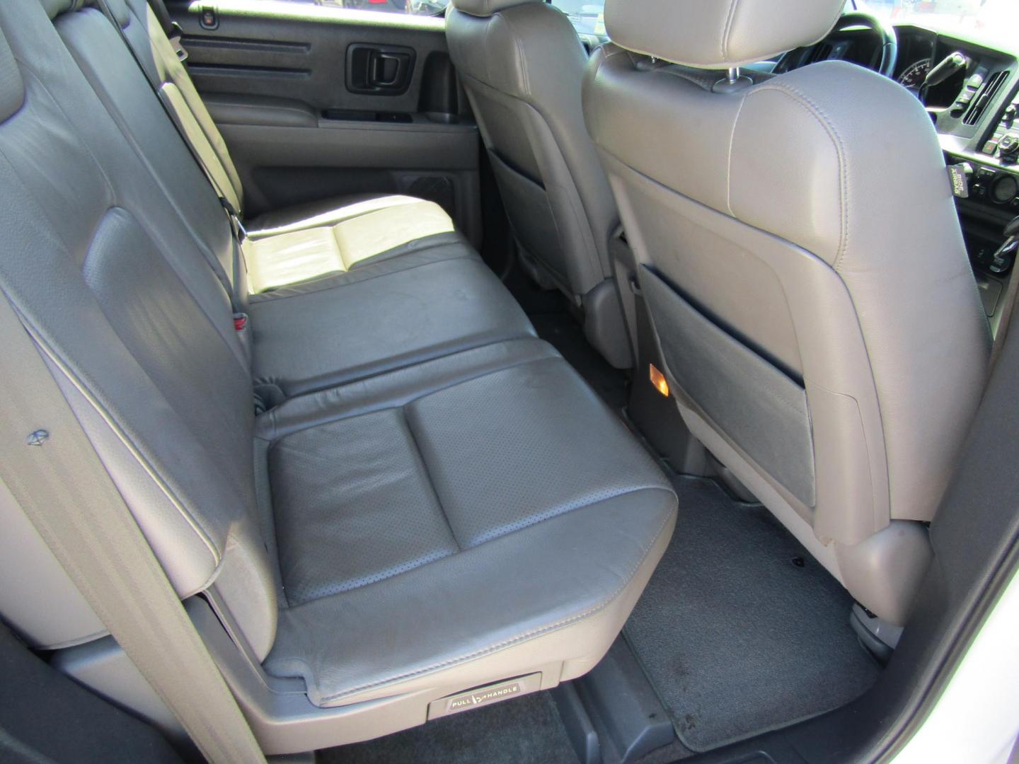 2013 White Honda Ridgeline RTL w/ Leather and Navigation (5FPYK1F58DB) with an 3.5L V6 SOHC 24V engine, Automatic transmission, located at 15016 S Hwy 231, Midland City, AL, 36350, (334) 983-3001, 31.306210, -85.495277 - Photo#8