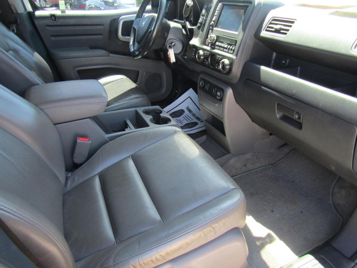 2013 White Honda Ridgeline RTL w/ Leather and Navigation (5FPYK1F58DB) with an 3.5L V6 SOHC 24V engine, Automatic transmission, located at 15016 S Hwy 231, Midland City, AL, 36350, (334) 983-3001, 31.306210, -85.495277 - Photo#9