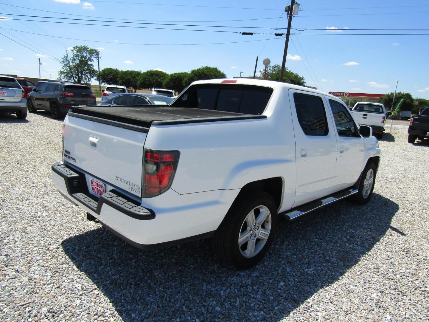 2013 White Honda Ridgeline RTL w/ Leather and Navigation (5FPYK1F58DB) with an 3.5L V6 SOHC 24V engine, Automatic transmission, located at 15016 S Hwy 231, Midland City, AL, 36350, (334) 983-3001, 31.306210, -85.495277 - Photo#7