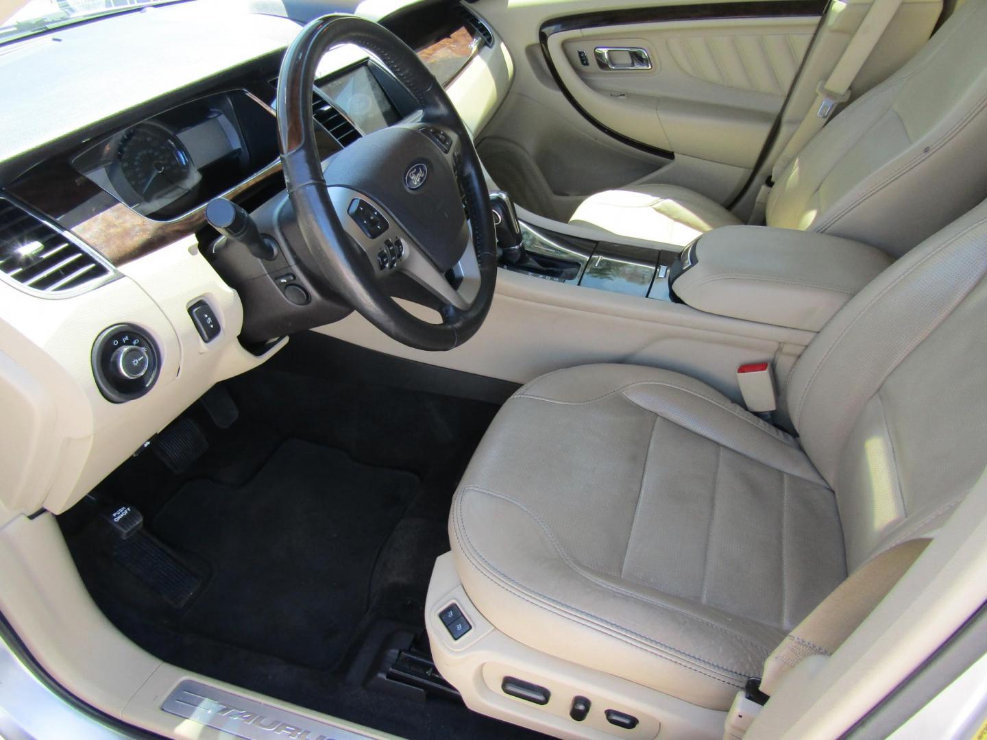 2018 Silver Ford Taurus Limited FWD (1FAHP2F81JG) with an 3.5L V6 DOHC 24V engine, Automatic transmission, located at 15016 S Hwy 231, Midland City, AL, 36350, (334) 983-3001, 31.306210, -85.495277 - Photo#2