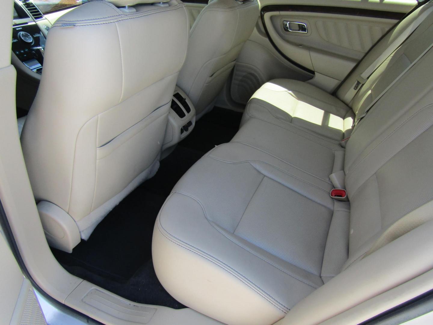 2018 Silver Ford Taurus Limited FWD (1FAHP2F81JG) with an 3.5L V6 DOHC 24V engine, Automatic transmission, located at 15016 S Hwy 231, Midland City, AL, 36350, (334) 983-3001, 31.306210, -85.495277 - Photo#3