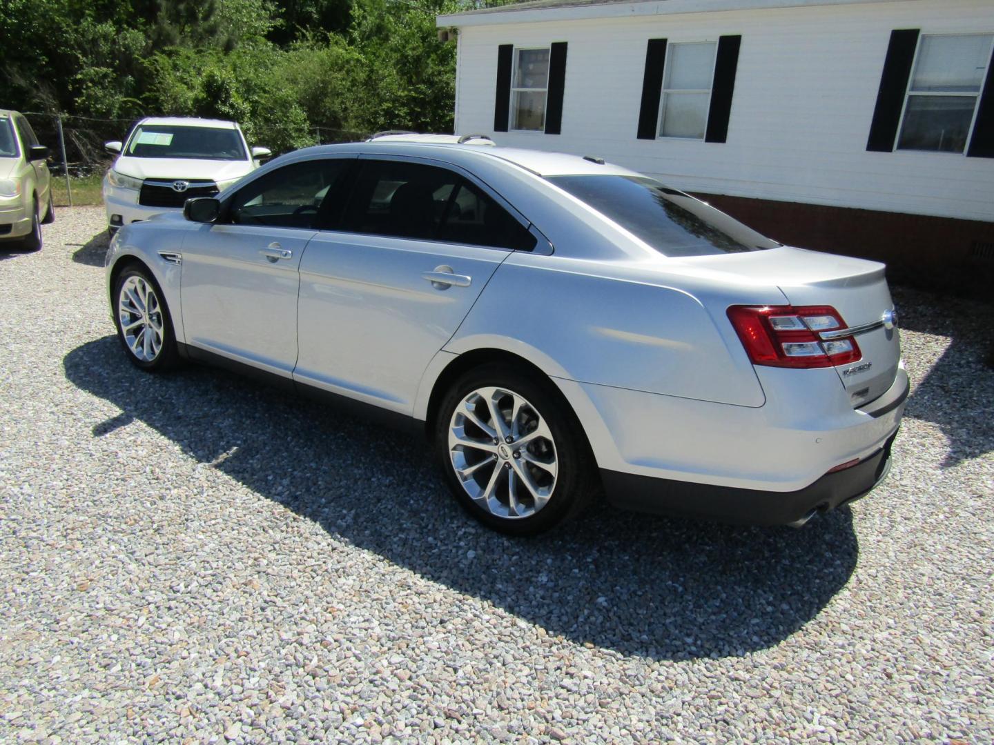 2018 Silver Ford Taurus Limited FWD (1FAHP2F81JG) with an 3.5L V6 DOHC 24V engine, Automatic transmission, located at 15016 S Hwy 231, Midland City, AL, 36350, (334) 983-3001, 31.306210, -85.495277 - Photo#4