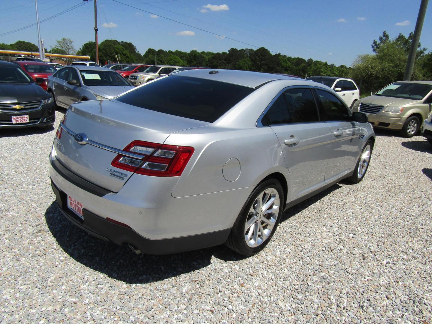 2018 Silver Ford Taurus Limited FWD (1FAHP2F81JG) with an 3.5L V6 DOHC 24V engine, Automatic transmission, located at 15016 S Hwy 231, Midland City, AL, 36350, (334) 983-3001, 31.306210, -85.495277 - Photo#6