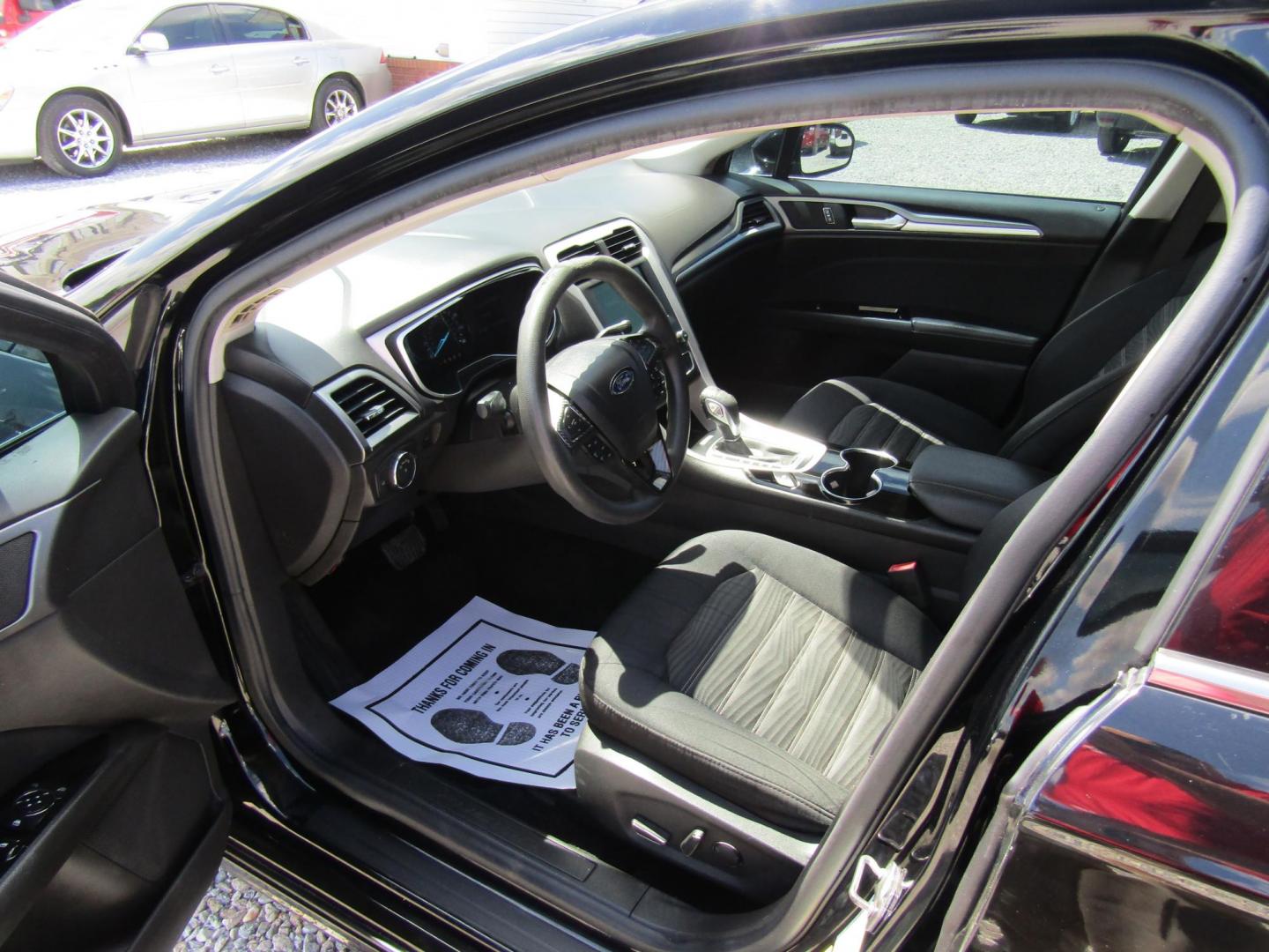 2016 Black Ford Fusion SE (3FA6P0H77GR) with an 2.5L L4 DOHC 16V engine, Automatic transmission, located at 15016 S Hwy 231, Midland City, AL, 36350, (334) 983-3001, 31.306210, -85.495277 - Photo#2