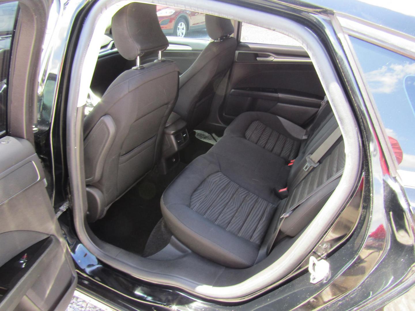 2016 Black Ford Fusion SE (3FA6P0H77GR) with an 2.5L L4 DOHC 16V engine, Automatic transmission, located at 15016 S Hwy 231, Midland City, AL, 36350, (334) 983-3001, 31.306210, -85.495277 - Photo#3