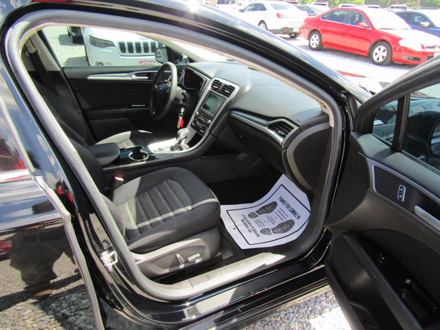 2016 Black Ford Fusion SE (3FA6P0H77GR) with an 2.5L L4 DOHC 16V engine, Automatic transmission, located at 15016 S Hwy 231, Midland City, AL, 36350, (334) 983-3001, 31.306210, -85.495277 - Photo#4