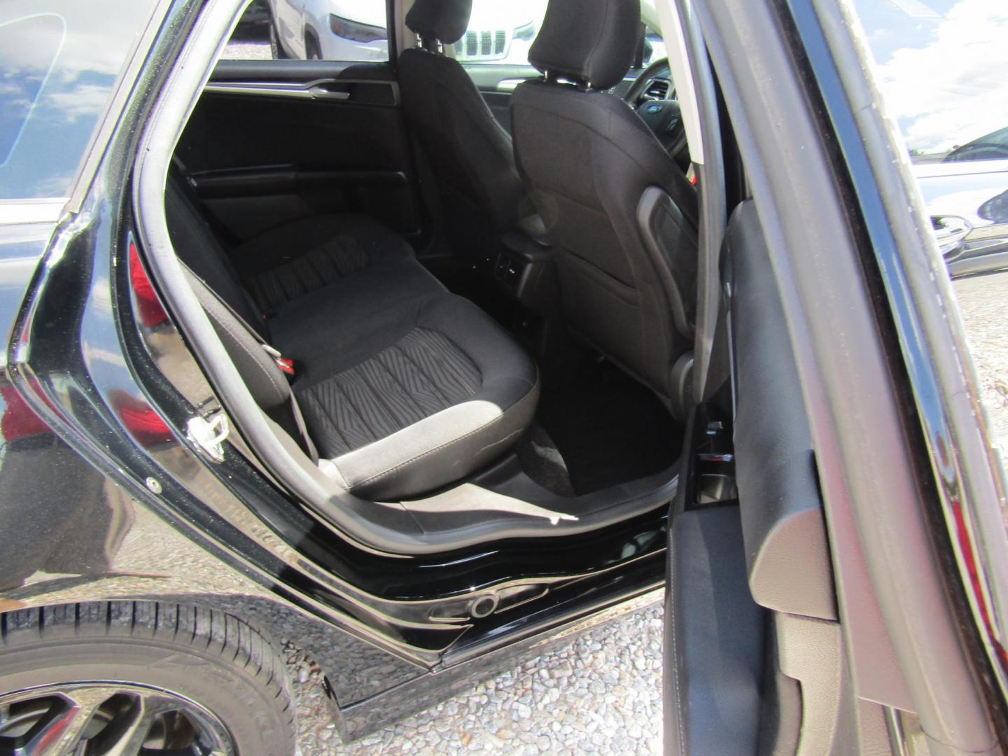 2016 Black Ford Fusion SE (3FA6P0H77GR) with an 2.5L L4 DOHC 16V engine, Automatic transmission, located at 15016 S Hwy 231, Midland City, AL, 36350, (334) 983-3001, 31.306210, -85.495277 - Photo#5