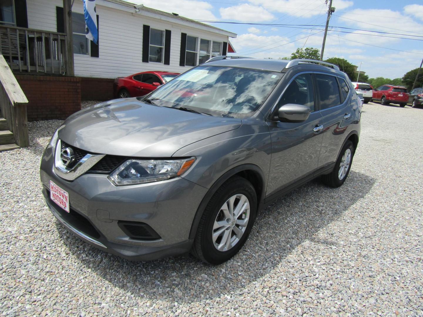 2016 Gray Nissan Rogue S 2WD (KNMAT2MT8GP) with an 2.5L L4 DOHC 16V engine, Automatic transmission, located at 15016 S Hwy 231, Midland City, AL, 36350, (334) 983-3001, 31.306210, -85.495277 - Photo#0