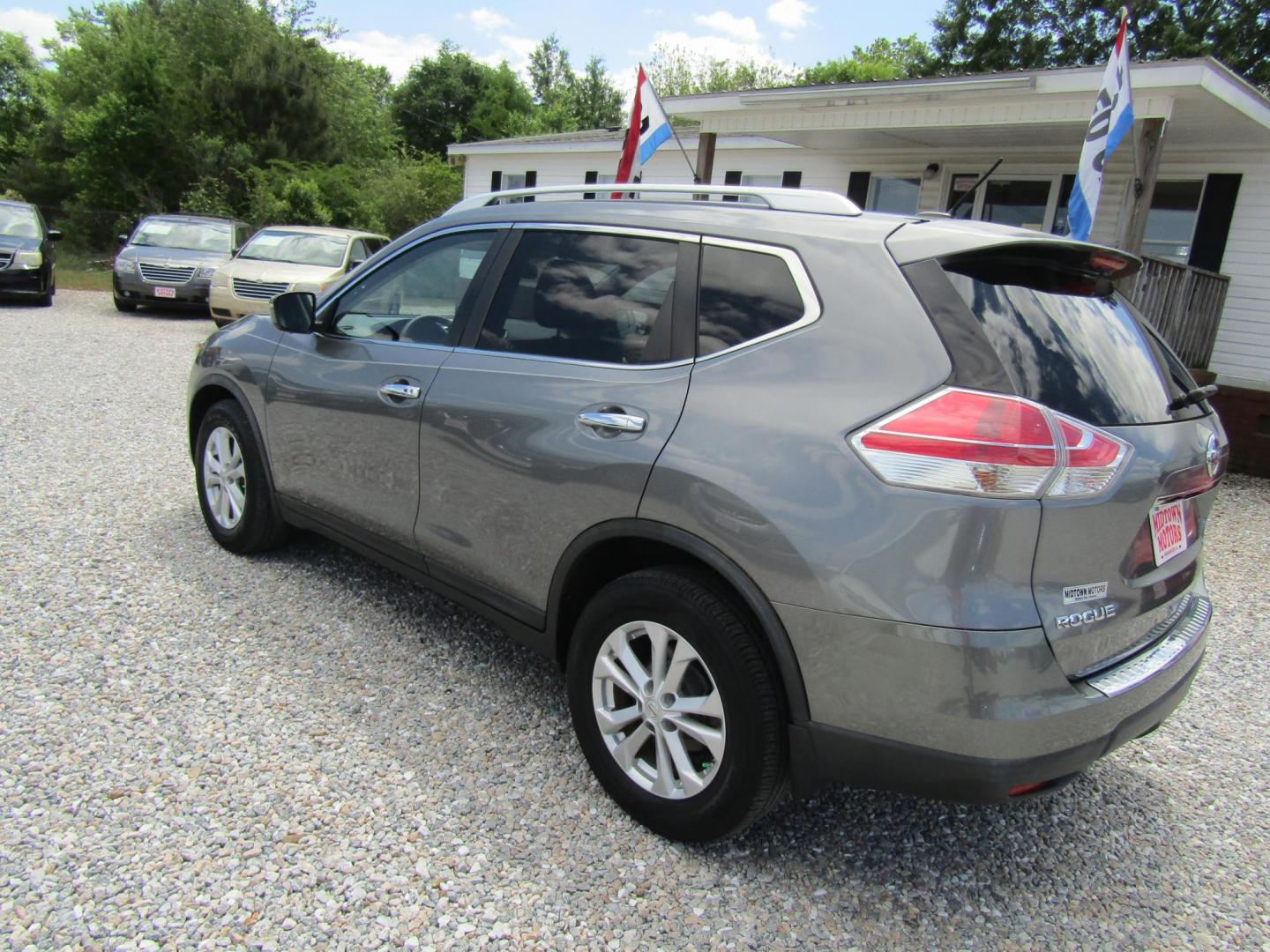 2016 Gray Nissan Rogue S 2WD (KNMAT2MT8GP) with an 2.5L L4 DOHC 16V engine, Automatic transmission, located at 15016 S Hwy 231, Midland City, AL, 36350, (334) 983-3001, 31.306210, -85.495277 - Photo#4