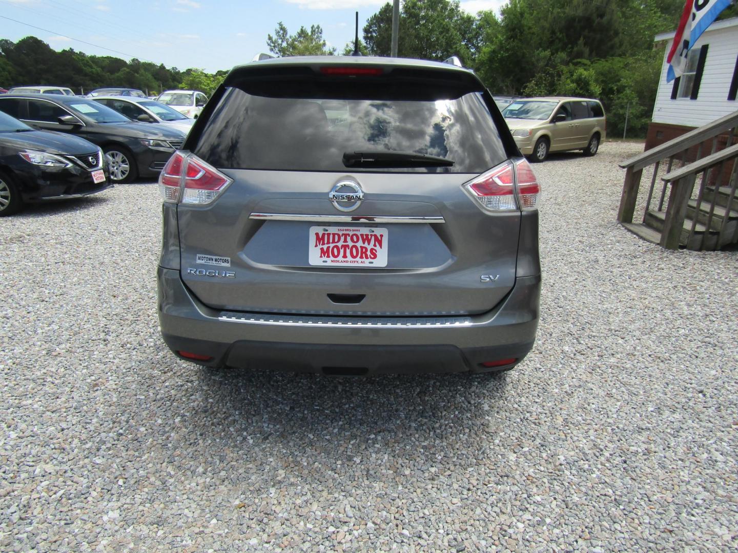 2016 Gray Nissan Rogue S 2WD (KNMAT2MT8GP) with an 2.5L L4 DOHC 16V engine, Automatic transmission, located at 15016 S Hwy 231, Midland City, AL, 36350, (334) 983-3001, 31.306210, -85.495277 - Photo#5