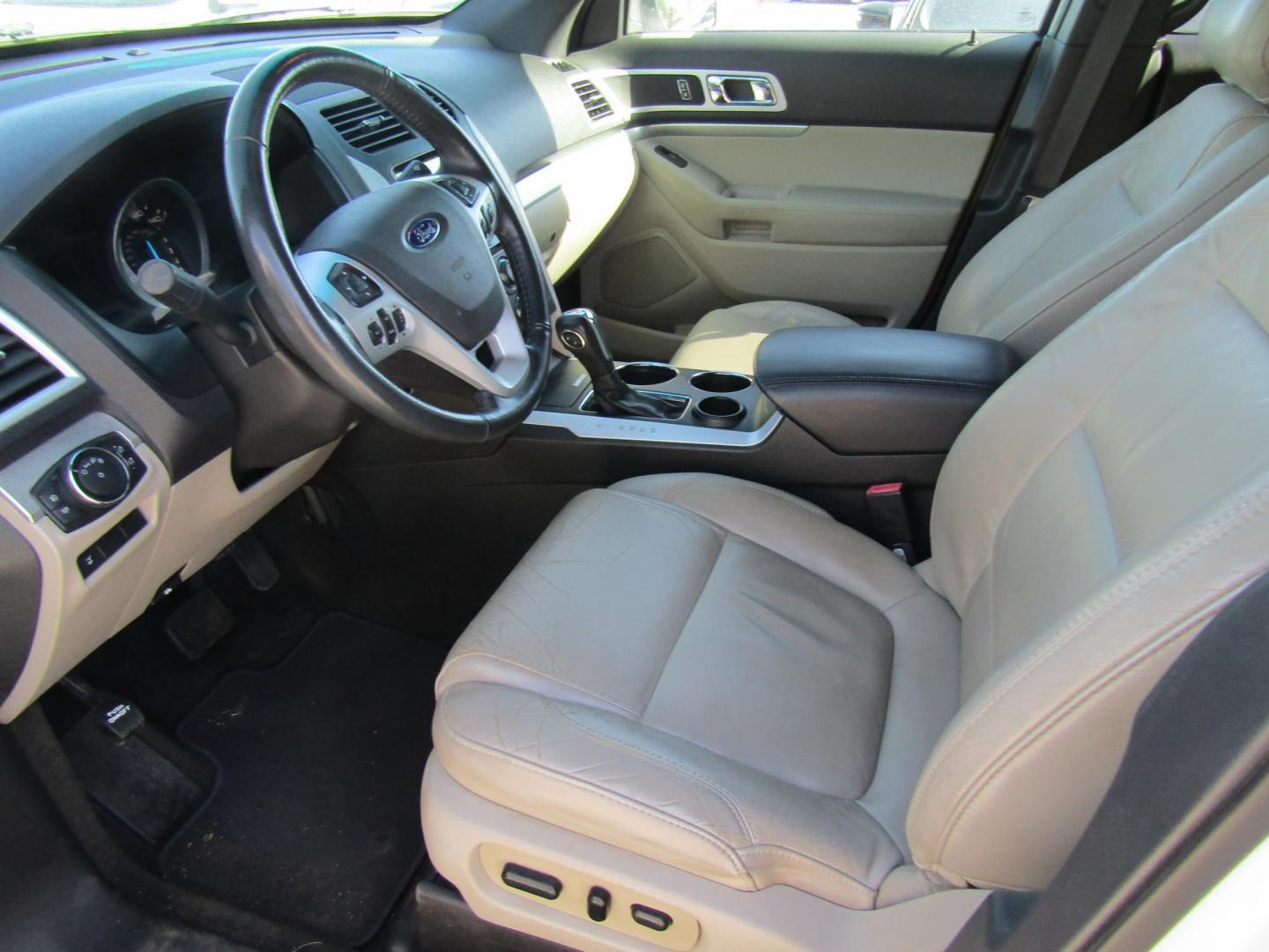 2014 White Ford Explorer XLT FWD (1FM5K7D84EG) with an 3.5L V6 DOHC 24V engine, Automatic transmission, located at 15016 S Hwy 231, Midland City, AL, 36350, (334) 983-3001, 31.306210, -85.495277 - Photo#3