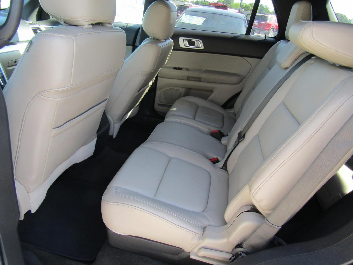 2014 White Ford Explorer XLT FWD (1FM5K7D84EG) with an 3.5L V6 DOHC 24V engine, Automatic transmission, located at 15016 S Hwy 231, Midland City, AL, 36350, (334) 983-3001, 31.306210, -85.495277 - Photo#4