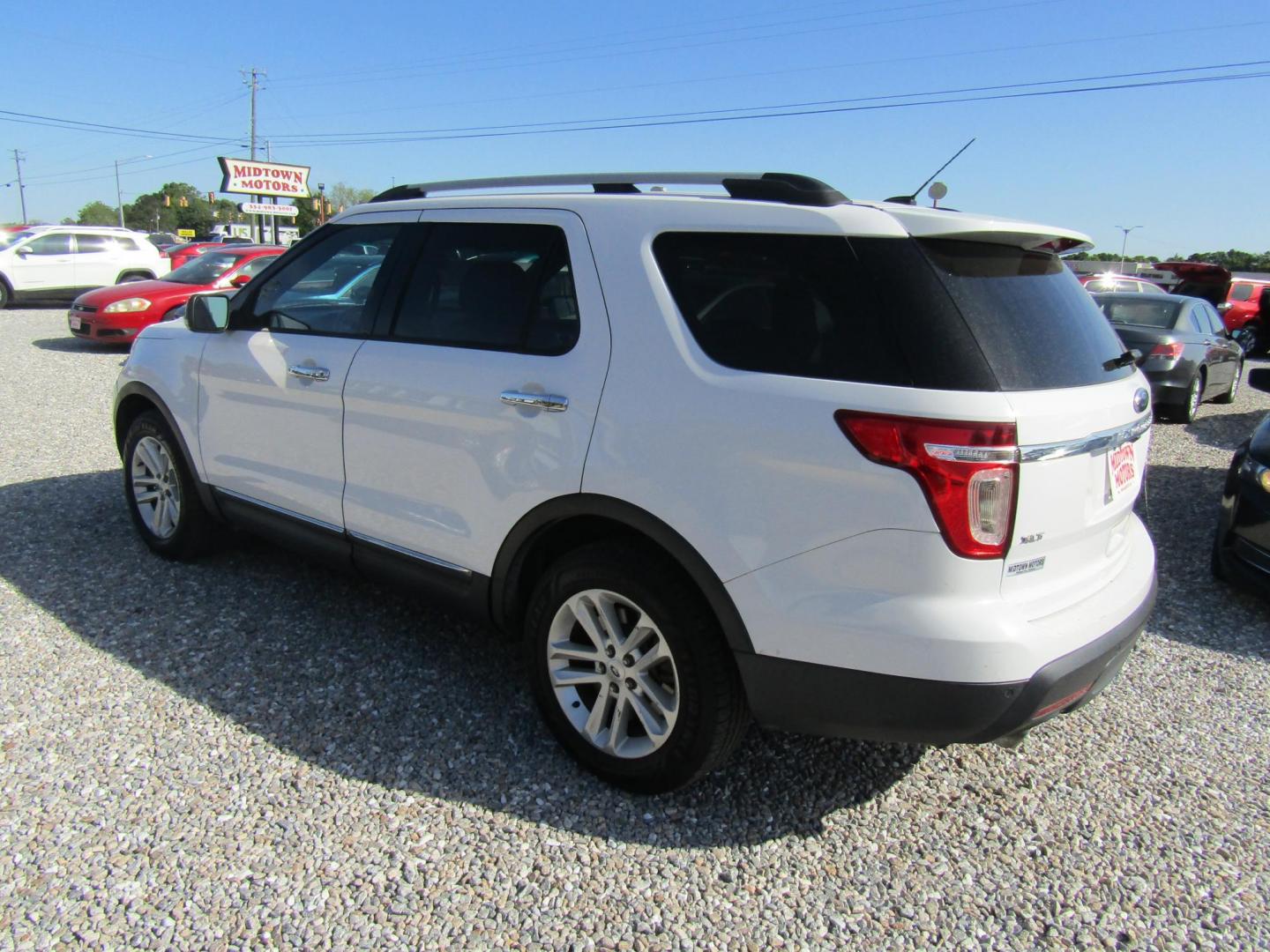 2014 White Ford Explorer XLT FWD (1FM5K7D84EG) with an 3.5L V6 DOHC 24V engine, Automatic transmission, located at 15016 S Hwy 231, Midland City, AL, 36350, (334) 983-3001, 31.306210, -85.495277 - Photo#5