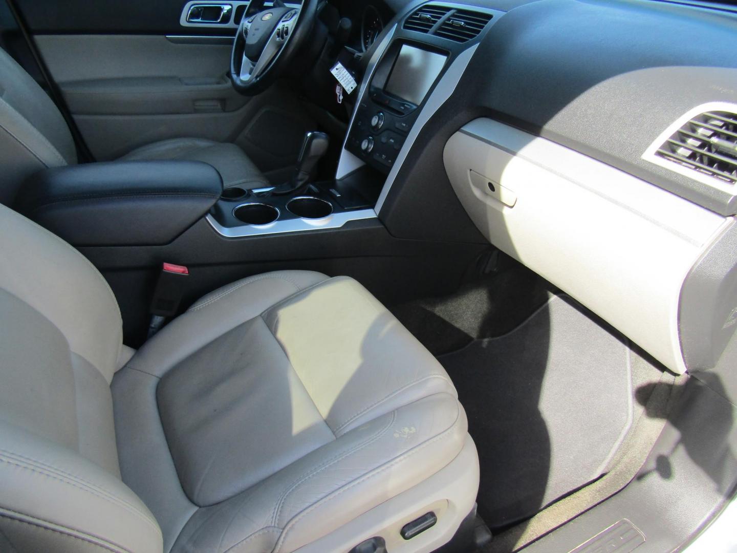 2014 White Ford Explorer XLT FWD (1FM5K7D84EG) with an 3.5L V6 DOHC 24V engine, Automatic transmission, located at 15016 S Hwy 231, Midland City, AL, 36350, (334) 983-3001, 31.306210, -85.495277 - Photo#8