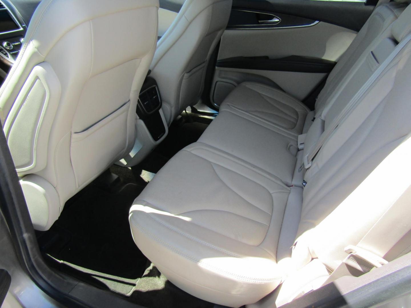 2016 Silver Lincoln MKX Reserve (2LMTJ6LRXGB) with an 3.7L V6 DOHC 24V engine, Automatic transmission, located at 15016 S Hwy 231, Midland City, AL, 36350, (334) 983-3001, 31.306210, -85.495277 - Photo#4