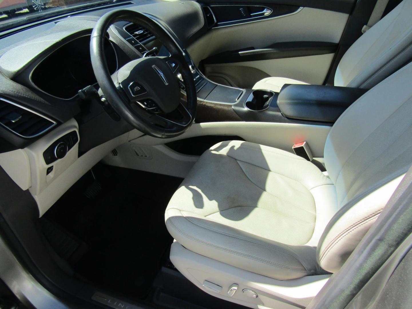 2016 Silver Lincoln MKX Reserve (2LMTJ6LRXGB) with an 3.7L V6 DOHC 24V engine, Automatic transmission, located at 15016 S Hwy 231, Midland City, AL, 36350, (334) 983-3001, 31.306210, -85.495277 - Photo#3