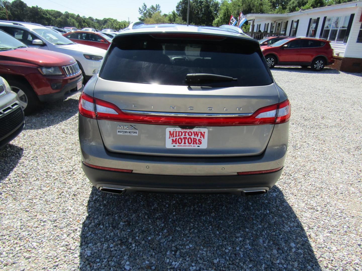 2016 Silver Lincoln MKX Reserve (2LMTJ6LRXGB) with an 3.7L V6 DOHC 24V engine, Automatic transmission, located at 15016 S Hwy 231, Midland City, AL, 36350, (334) 983-3001, 31.306210, -85.495277 - Photo#6