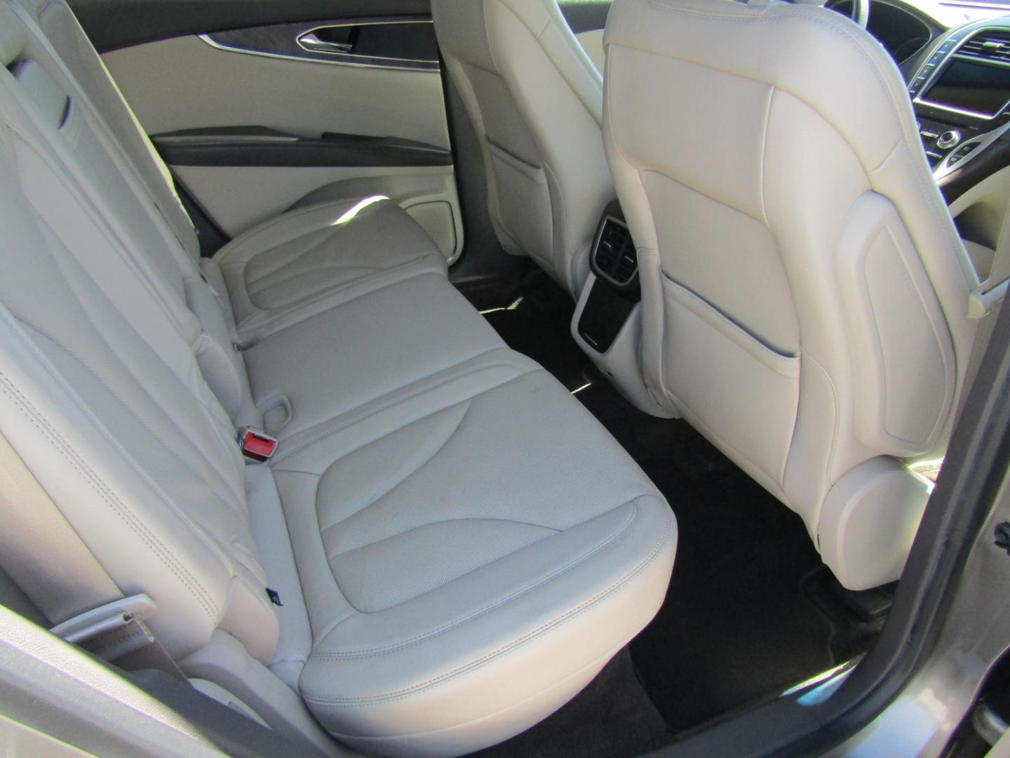 2016 Silver Lincoln MKX Reserve (2LMTJ6LRXGB) with an 3.7L V6 DOHC 24V engine, Automatic transmission, located at 15016 S Hwy 231, Midland City, AL, 36350, (334) 983-3001, 31.306210, -85.495277 - Photo#8