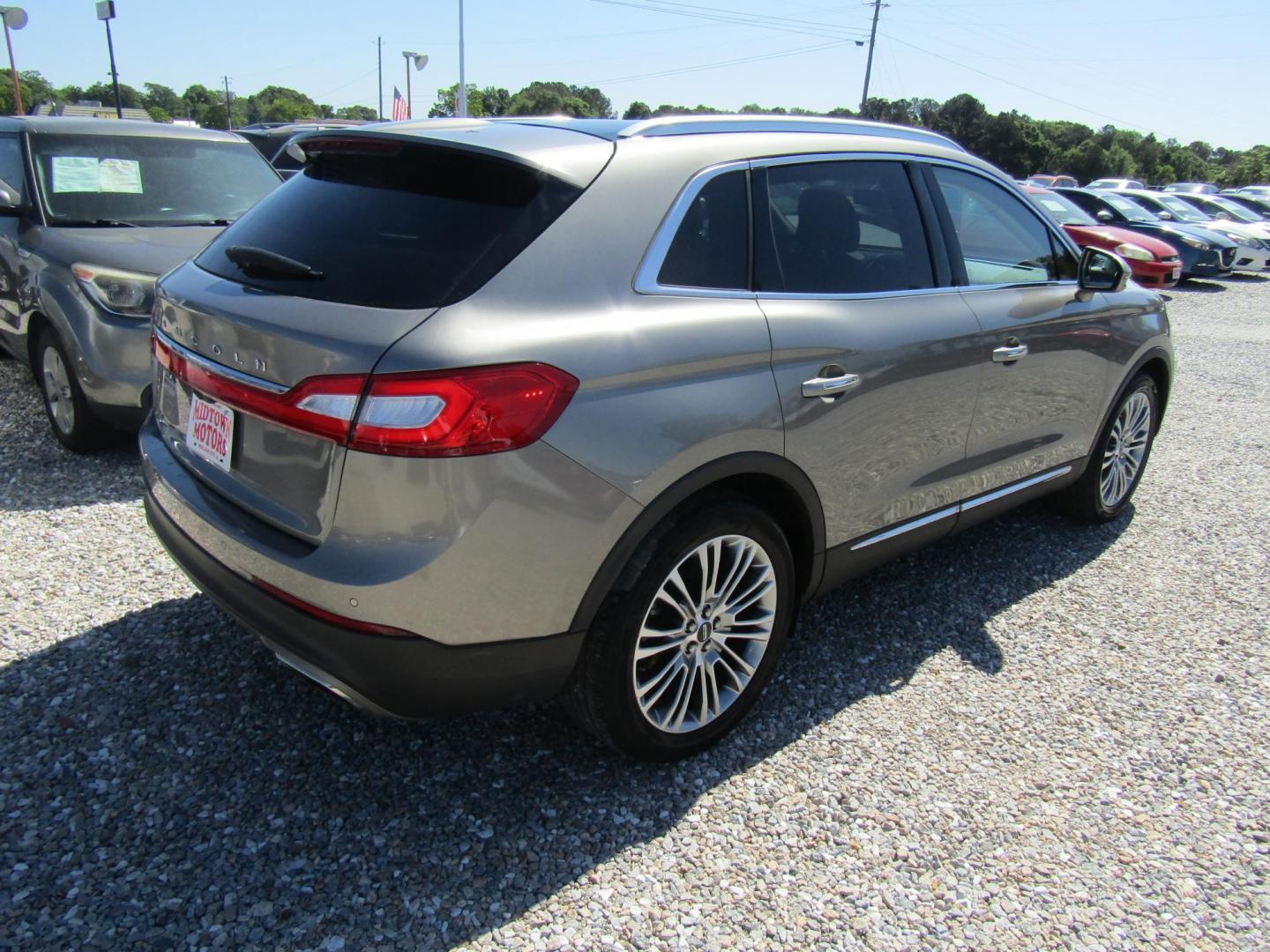 2016 Silver Lincoln MKX Reserve (2LMTJ6LRXGB) with an 3.7L V6 DOHC 24V engine, Automatic transmission, located at 15016 S Hwy 231, Midland City, AL, 36350, (334) 983-3001, 31.306210, -85.495277 - Photo#7