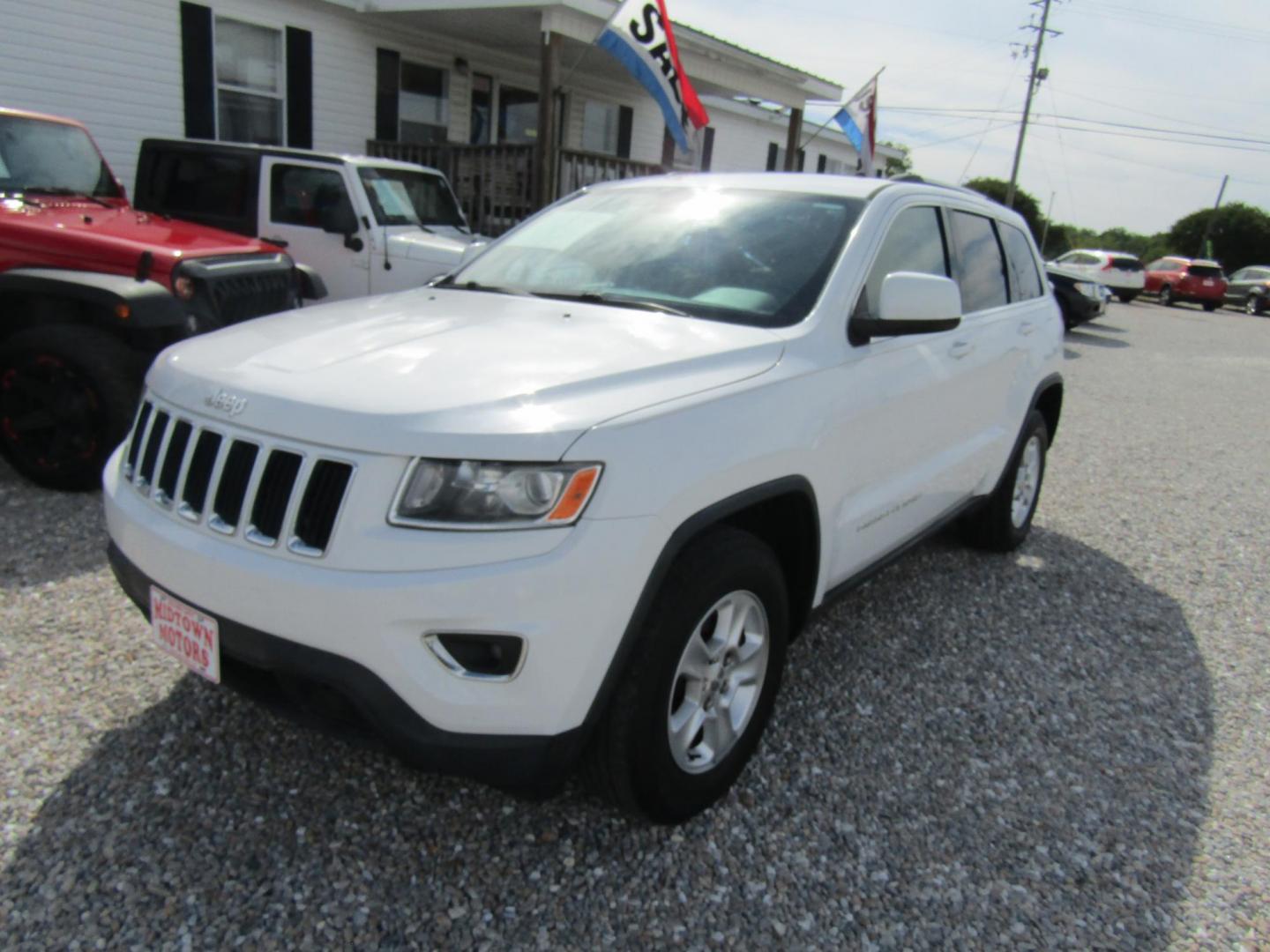 2016 White Jeep Grand Cherokee Laredo 2WD (1C4RJEAG7GC) with an 3.6L V6 DOHC 24V engine, Automatic transmission, located at 15016 S Hwy 231, Midland City, AL, 36350, (334) 983-3001, 31.306210, -85.495277 - Photo#2