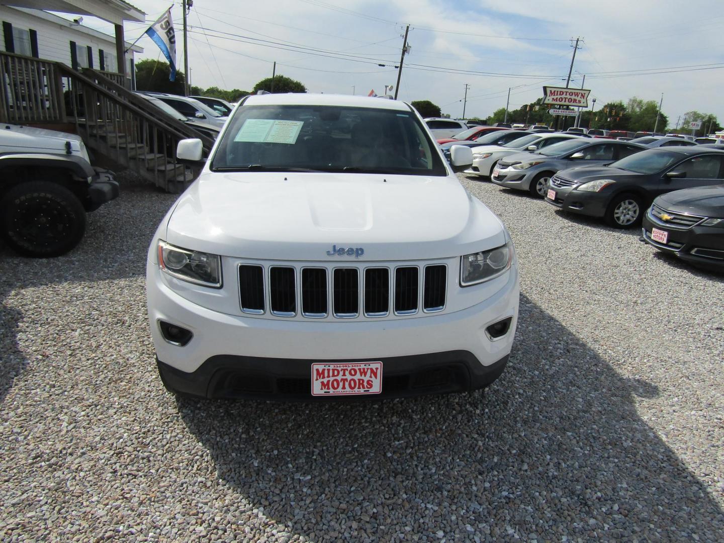 2016 White Jeep Grand Cherokee Laredo 2WD (1C4RJEAG7GC) with an 3.6L V6 DOHC 24V engine, Automatic transmission, located at 15016 S Hwy 231, Midland City, AL, 36350, (334) 983-3001, 31.306210, -85.495277 - Photo#1