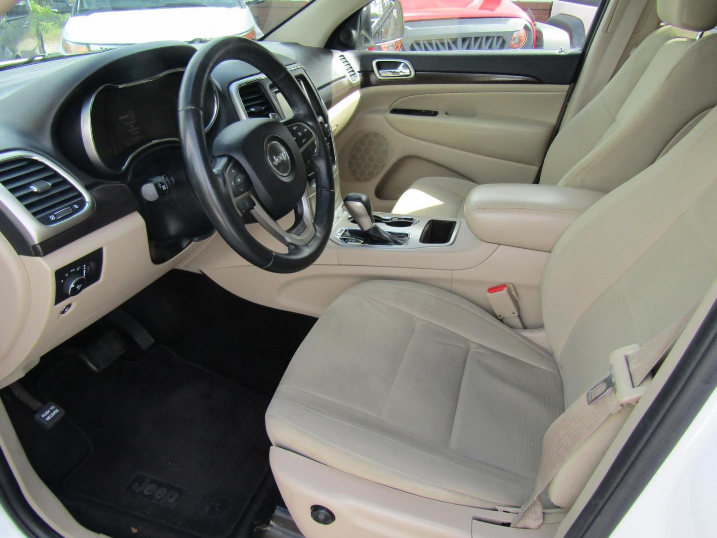 2016 White Jeep Grand Cherokee Laredo 2WD (1C4RJEAG7GC) with an 3.6L V6 DOHC 24V engine, Automatic transmission, located at 15016 S Hwy 231, Midland City, AL, 36350, (334) 983-3001, 31.306210, -85.495277 - Photo#3