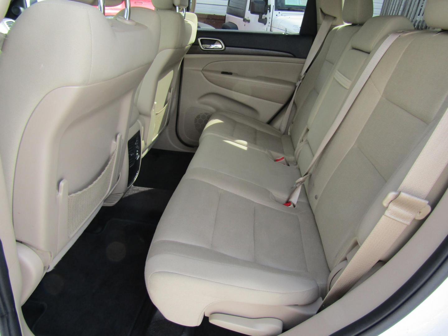 2016 White Jeep Grand Cherokee Laredo 2WD (1C4RJEAG7GC) with an 3.6L V6 DOHC 24V engine, Automatic transmission, located at 15016 S Hwy 231, Midland City, AL, 36350, (334) 983-3001, 31.306210, -85.495277 - Photo#4