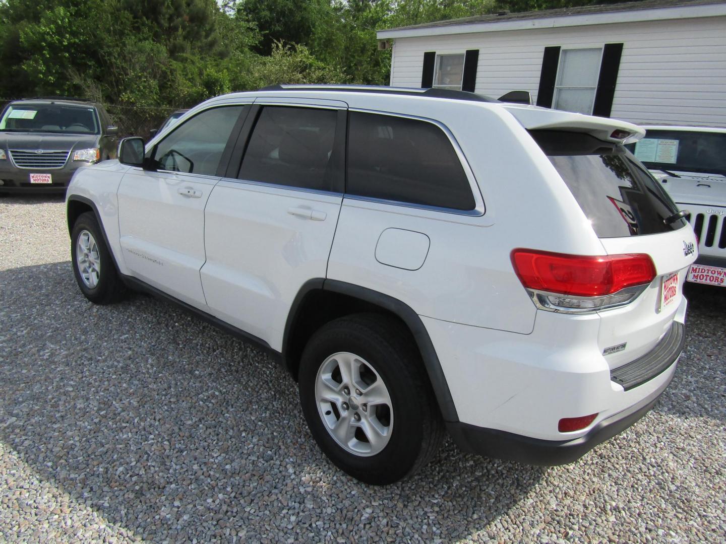 2016 White Jeep Grand Cherokee Laredo 2WD (1C4RJEAG7GC) with an 3.6L V6 DOHC 24V engine, Automatic transmission, located at 15016 S Hwy 231, Midland City, AL, 36350, (334) 983-3001, 31.306210, -85.495277 - Photo#5