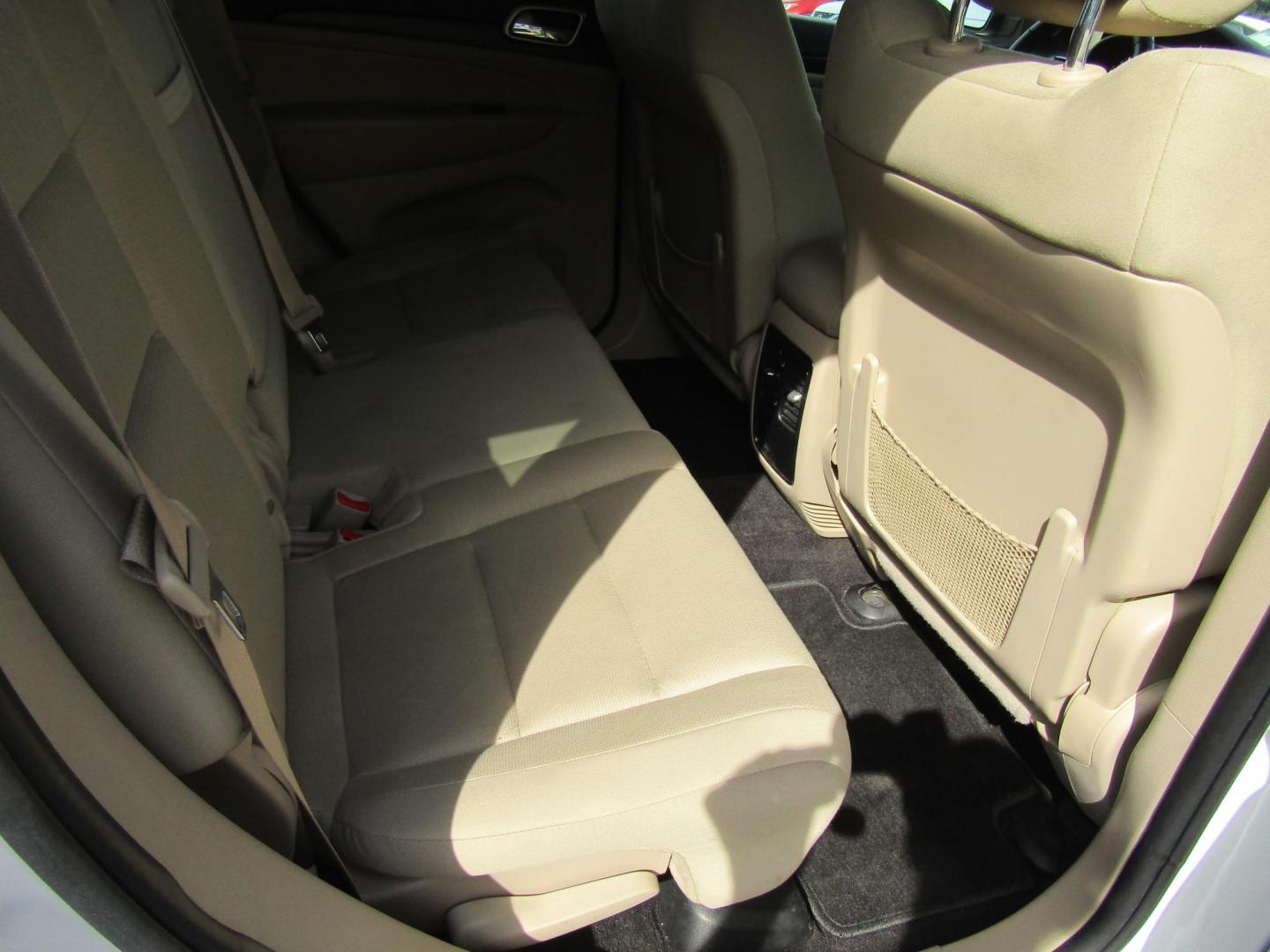 2016 White Jeep Grand Cherokee Laredo 2WD (1C4RJEAG7GC) with an 3.6L V6 DOHC 24V engine, Automatic transmission, located at 15016 S Hwy 231, Midland City, AL, 36350, (334) 983-3001, 31.306210, -85.495277 - Photo#8