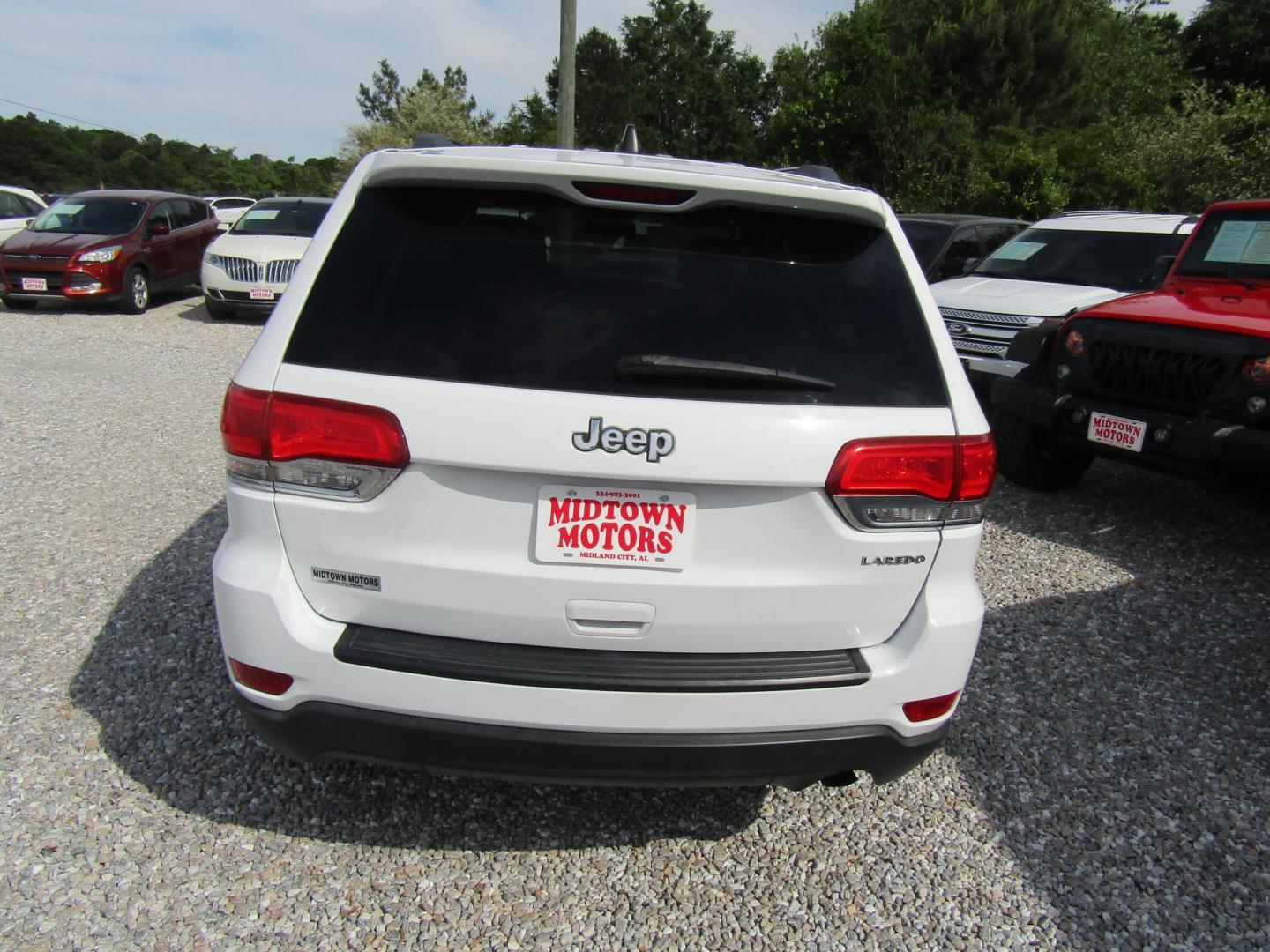 2016 White Jeep Grand Cherokee Laredo 2WD (1C4RJEAG7GC) with an 3.6L V6 DOHC 24V engine, Automatic transmission, located at 15016 S Hwy 231, Midland City, AL, 36350, (334) 983-3001, 31.306210, -85.495277 - Photo#6