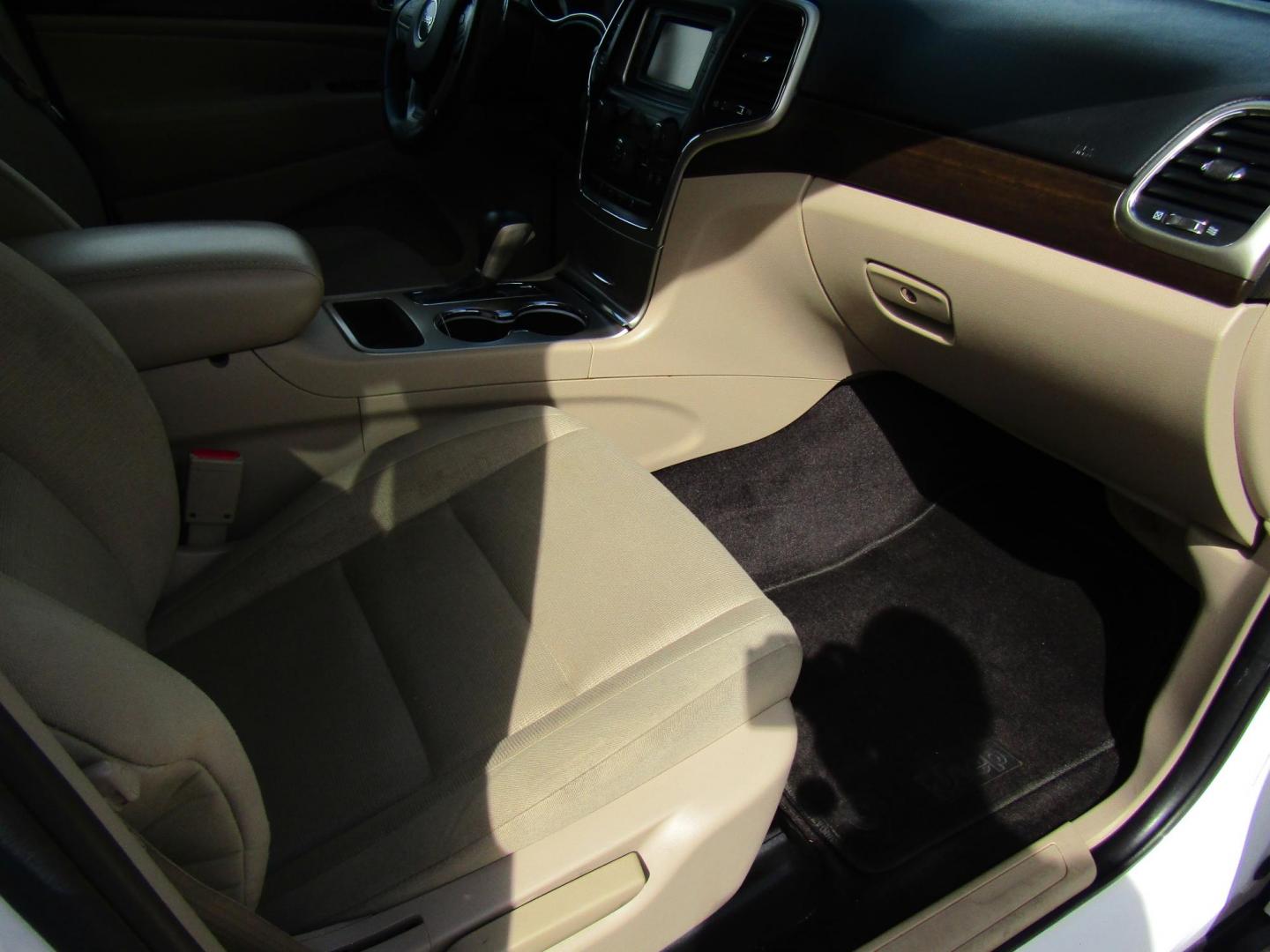 2016 White Jeep Grand Cherokee Laredo 2WD (1C4RJEAG7GC) with an 3.6L V6 DOHC 24V engine, Automatic transmission, located at 15016 S Hwy 231, Midland City, AL, 36350, (334) 983-3001, 31.306210, -85.495277 - Photo#9